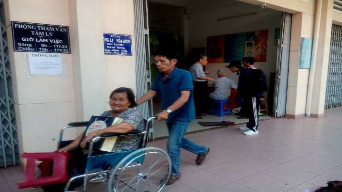 TPB Bùi Thị Lam Tiên được một người cháu đưa đến nhà thờ Dòng Chúa Cứu Thế ghi tên khám sức khỏe.