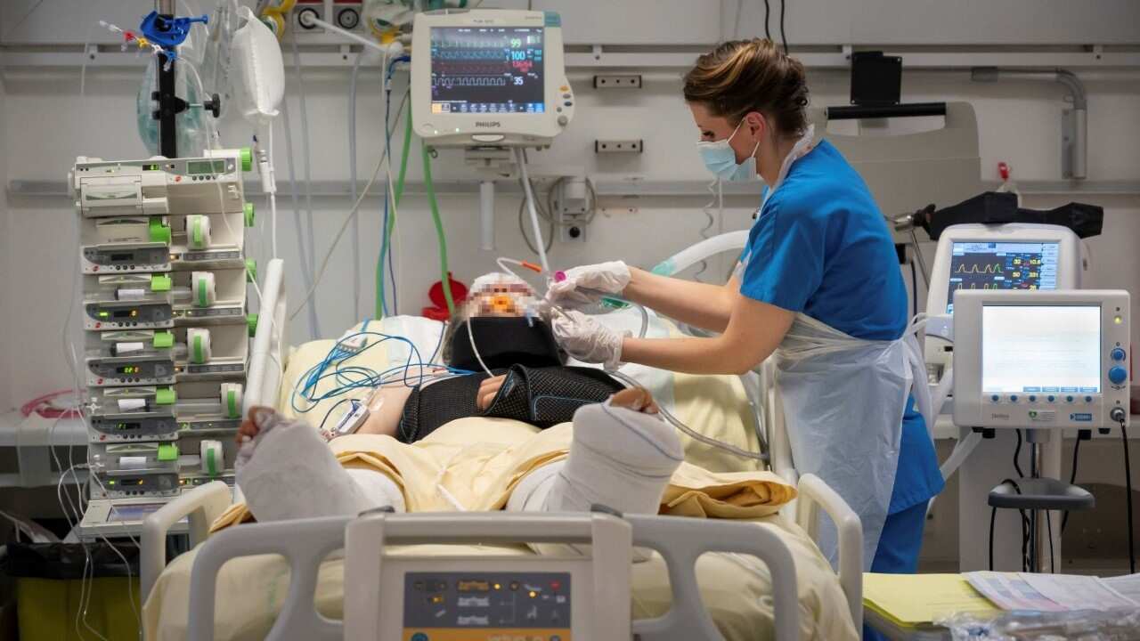 victoria to bring overseas doctors, nurses