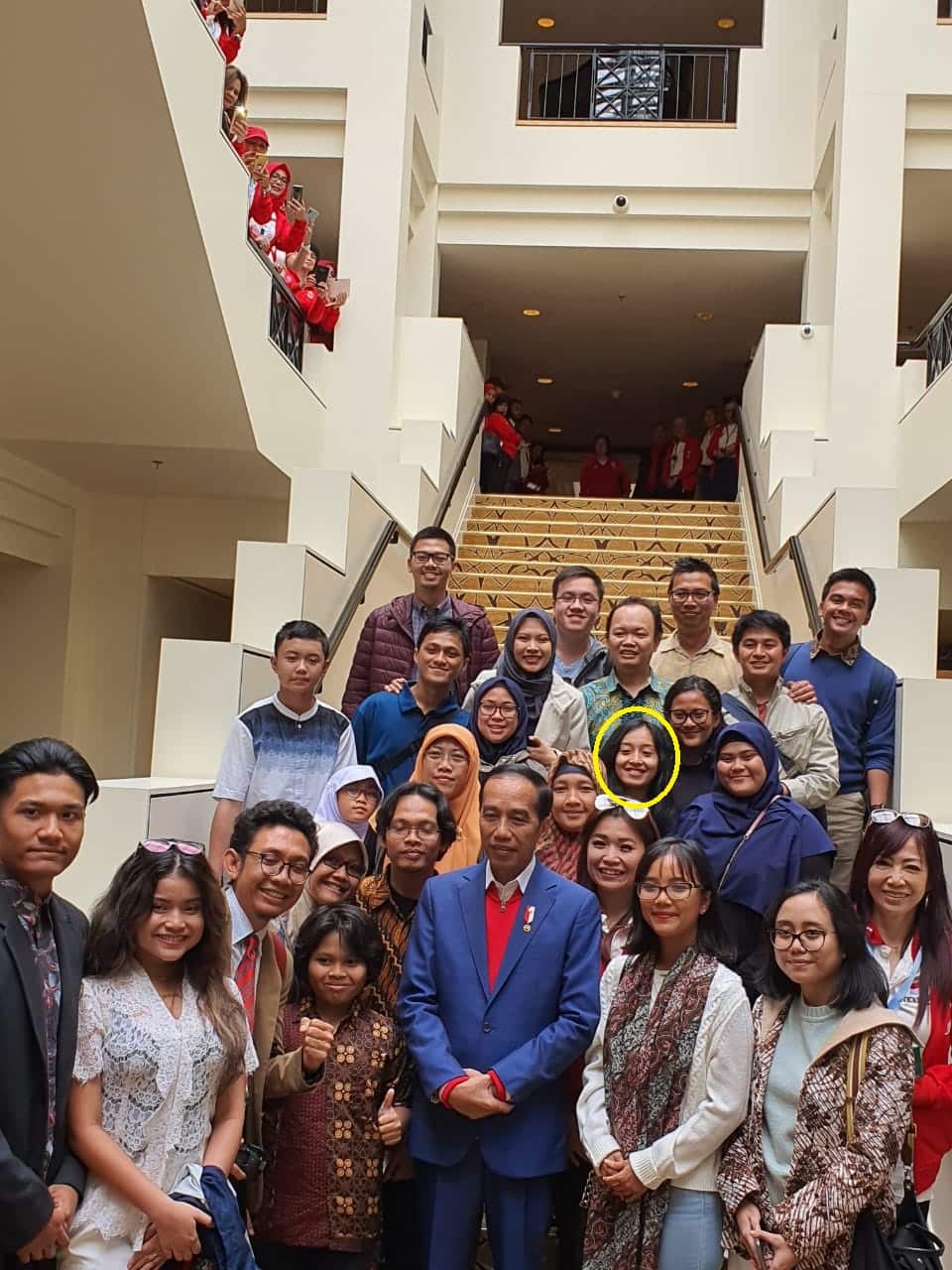 Nurul Rika Laksmi (circled) and some members of the Indonesian community in Canberra taking picture with Presiden Joko Widodo during his visit to Australia, 9 Feb 2020.