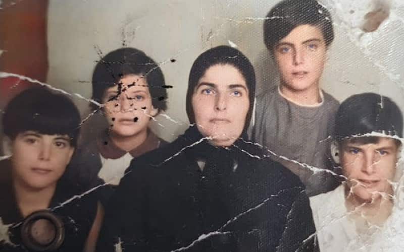 السيدة نظام غزال مع أطفالها.