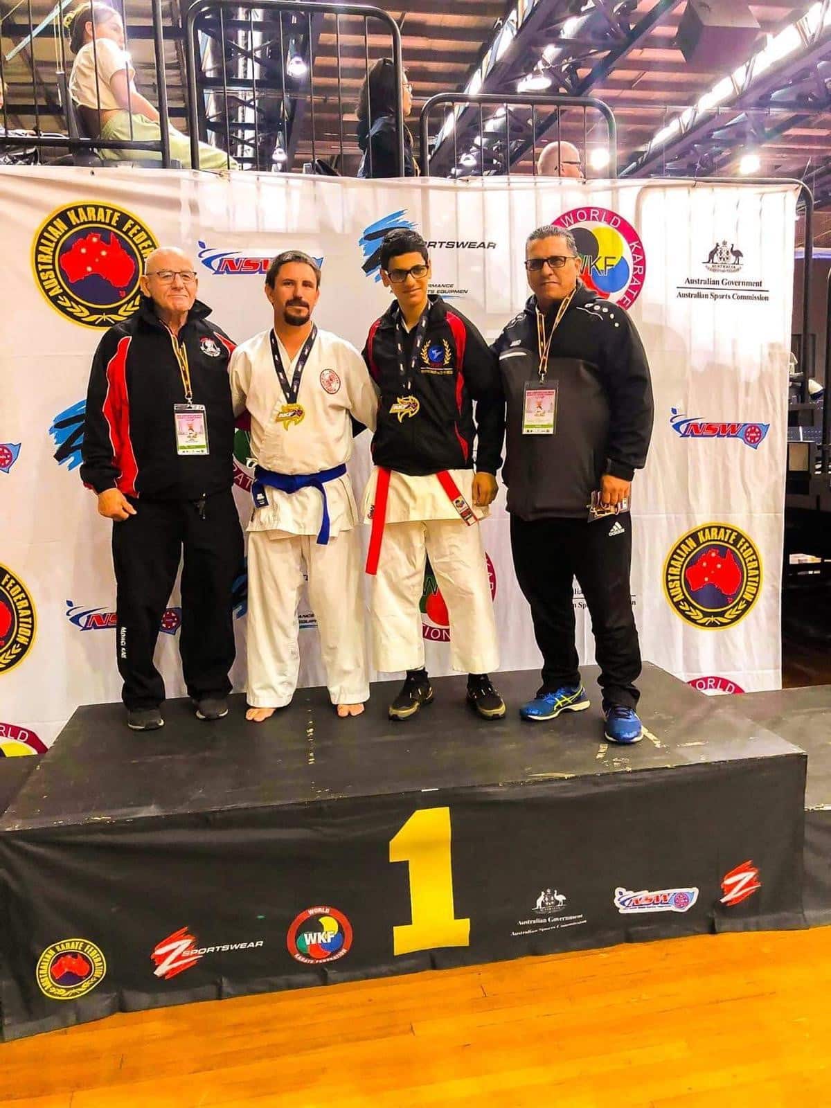 نزار القرالة بعد التتويج بالميدالية الذهبية 