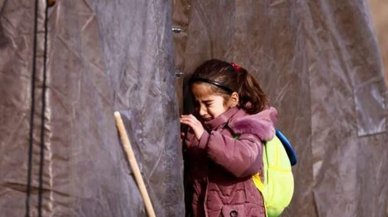 부모와 헤어져 홀로 피란길에 오르는 우크라 아이들이 잇따라 나오고 있다.