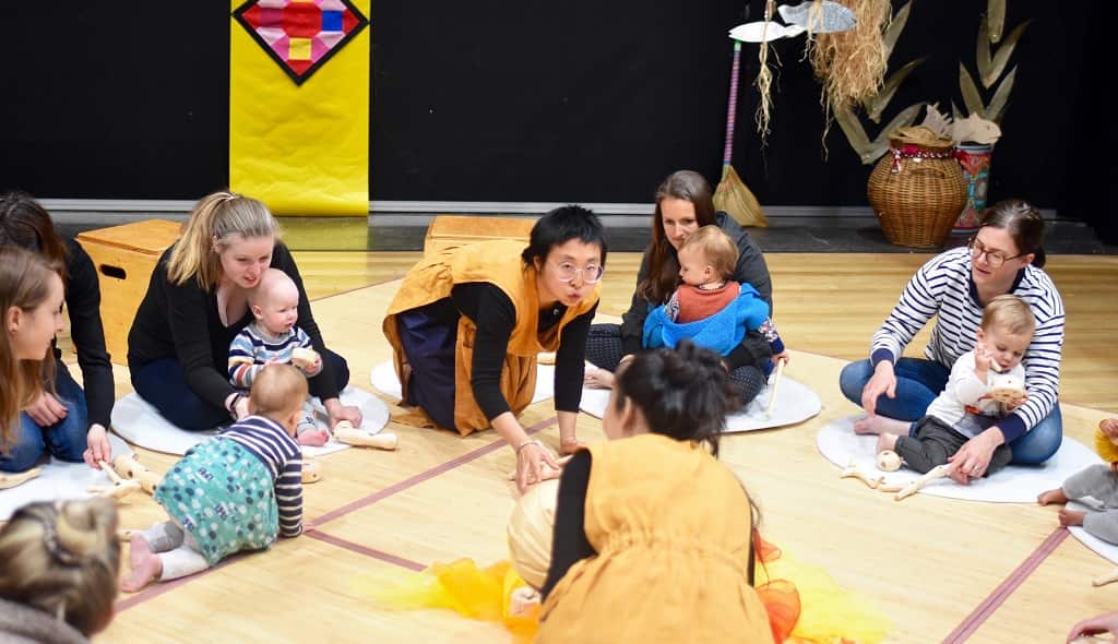 Youbi Lee presents babies’ world that consists of five colours and spaces in her first performance for children, Obang