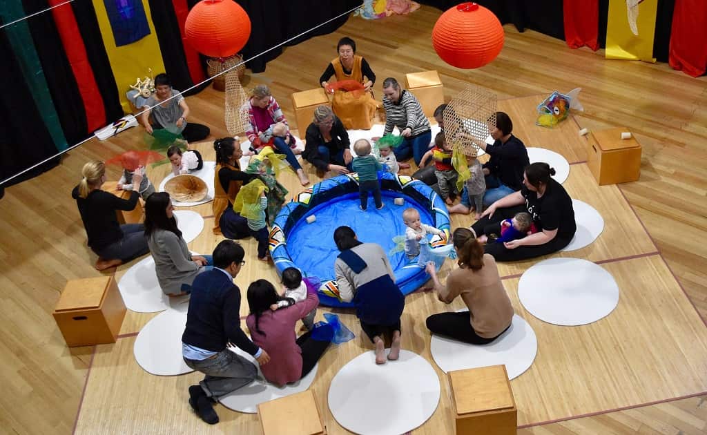Youbi Lee presents babies’ world that consists of five colours and spaces in her first performance for children, Obang