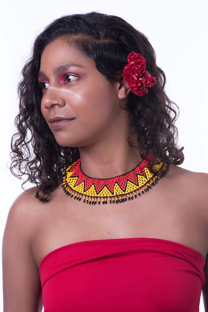 Modelo con una de las creaciones de Mami Watta Collections 