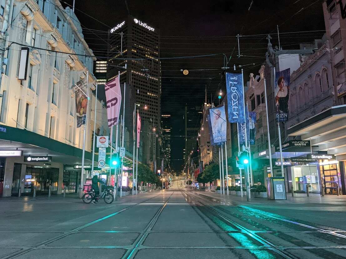 Un'immagine deserta di Bourke street, una delle strade tradizionalmente più affollate del centro di Melbourne