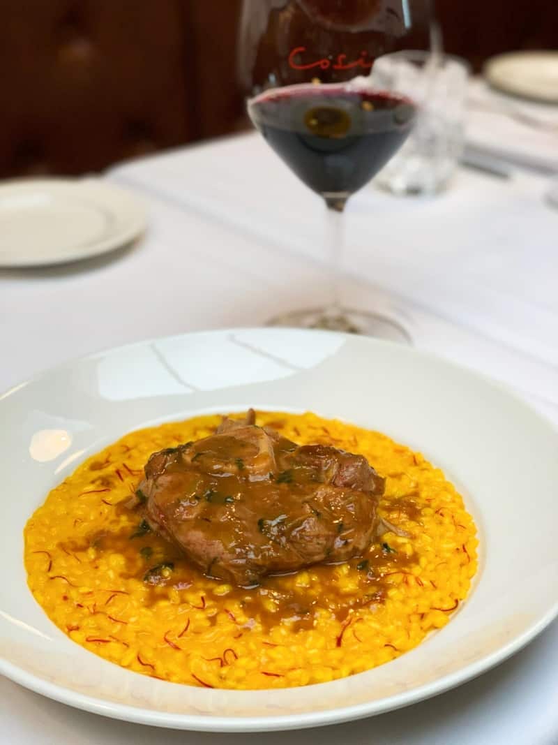 Lo chef del ristorante Cosi a Melbourne presenta un piatto tipico della tradizione milanese.