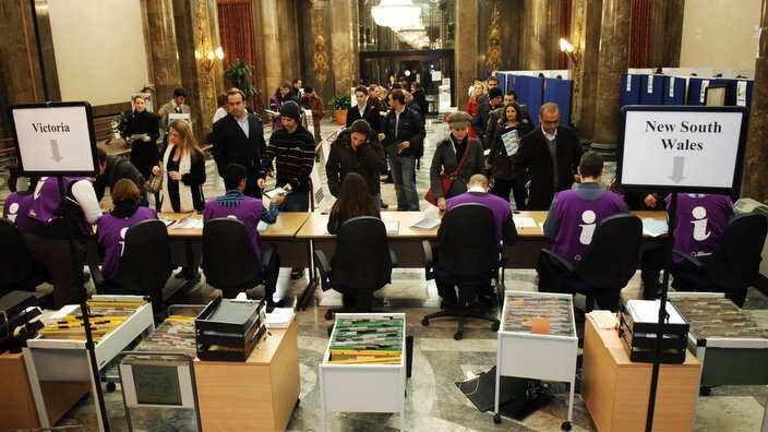 Overseas voters inside Australia House, London (2007). 