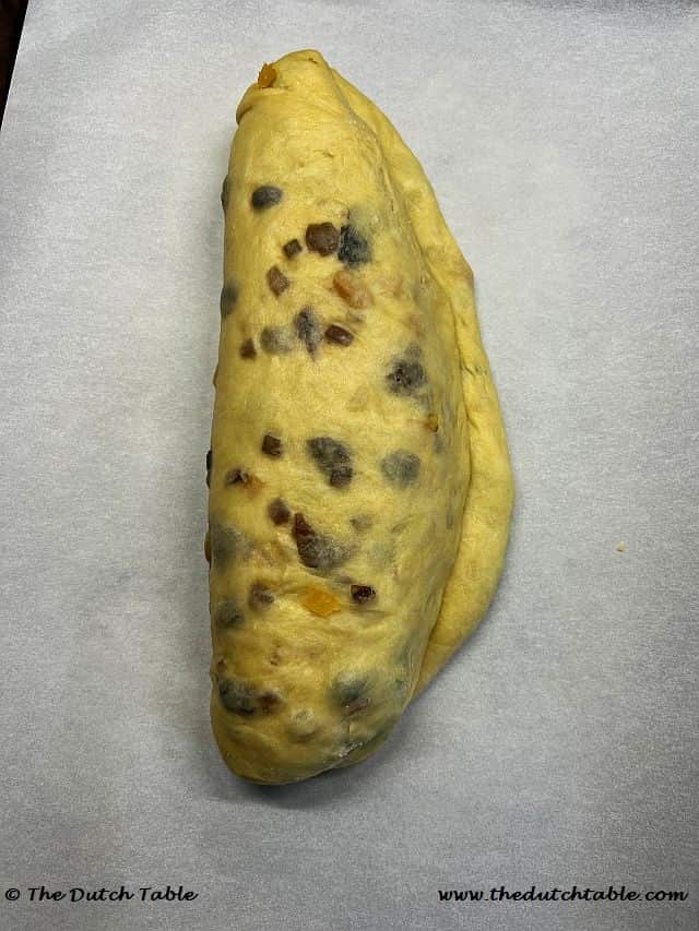 De paasstol is klaar om de oven in te gaan