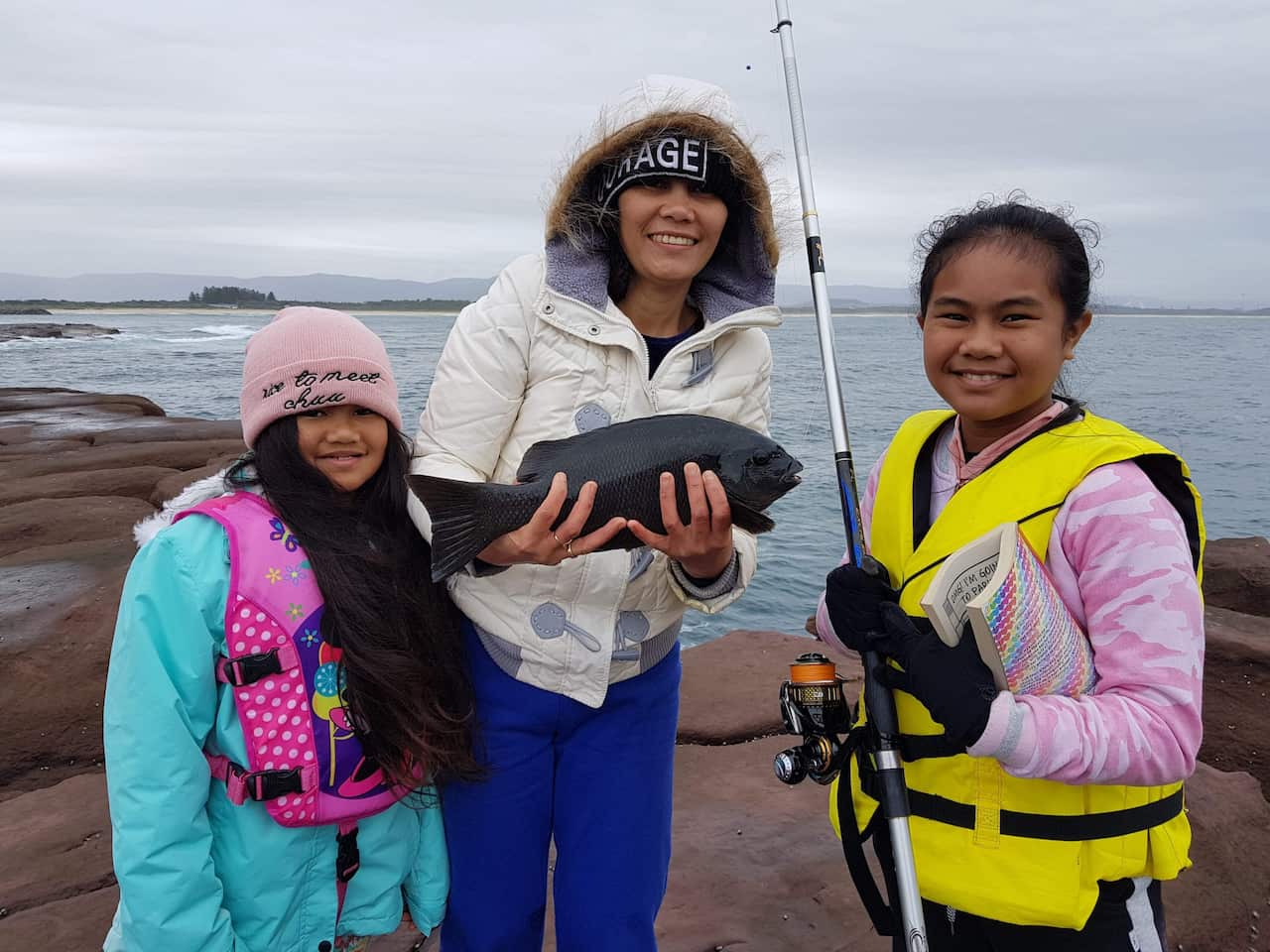 Pamilyang Padrones nag-rock fishing.