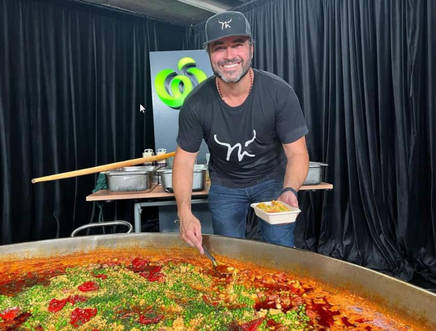 Miguel Maestre cocina su paella gigante