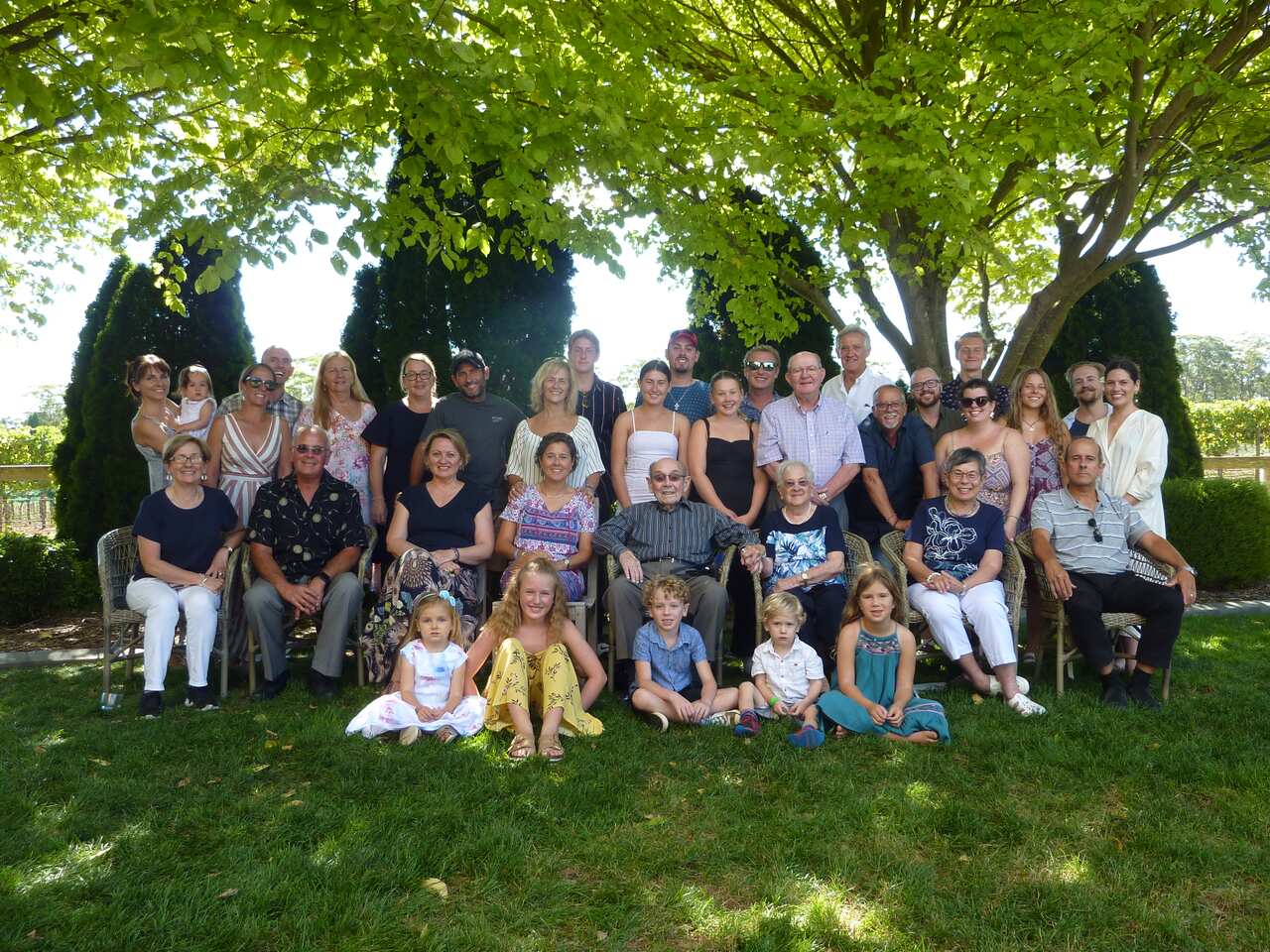 2019, Austrália: foto com os seus filhos, genros, netos e bisnetos, pela ocasião do 97º aniversário de Fernando. Maria Fernanda (ao centro com Fernando) viria a falecer pouco tempo depois,