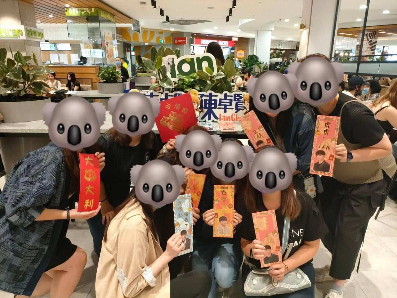 歌迷農曆新年在雪梨做派揮春快閃活動。