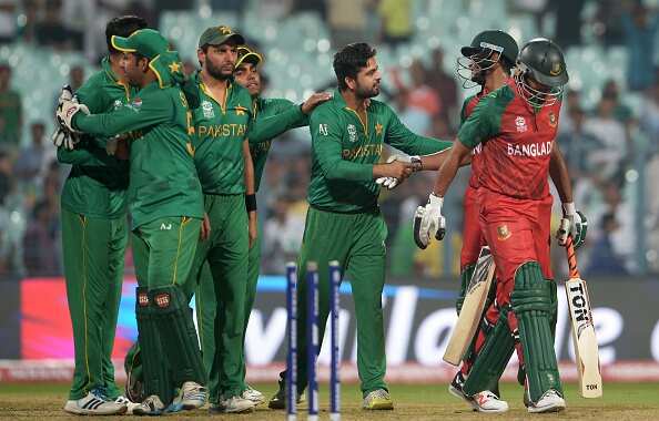 Pakistan's players led by captain Shahid Afridi (3L) celebrate win over Bangladesh