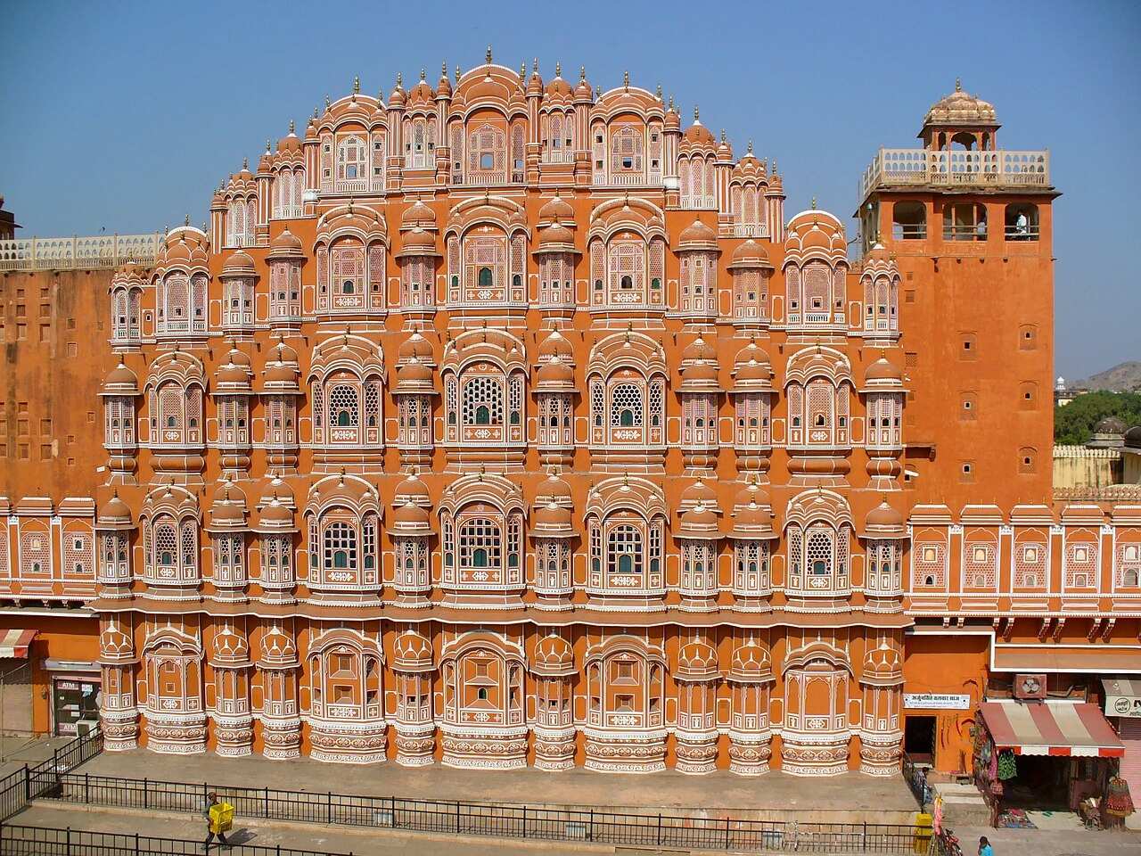 Cung điện gió Hawa Mahal đặc trưng của Jaipur. 