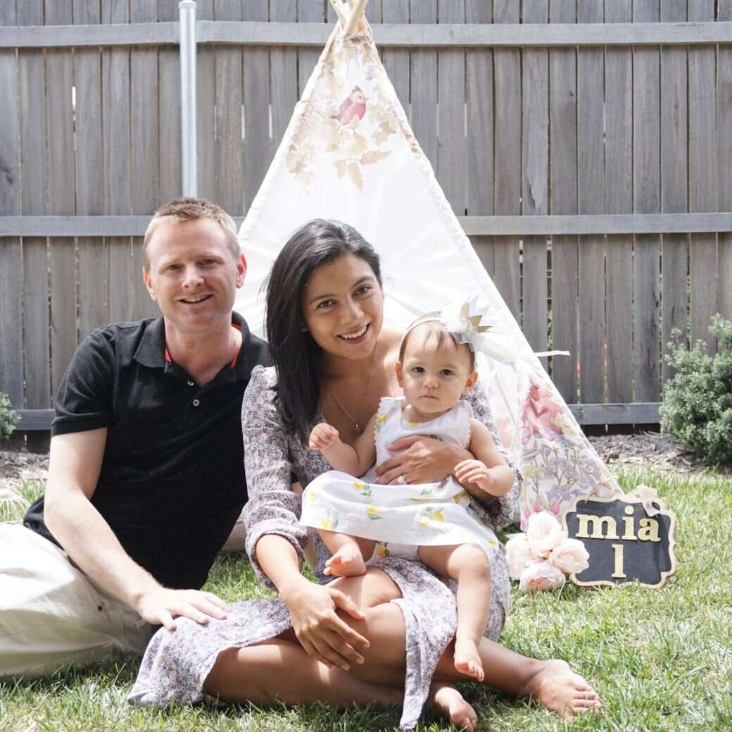 Paola Gonzáles with her husband and daughter, Mía