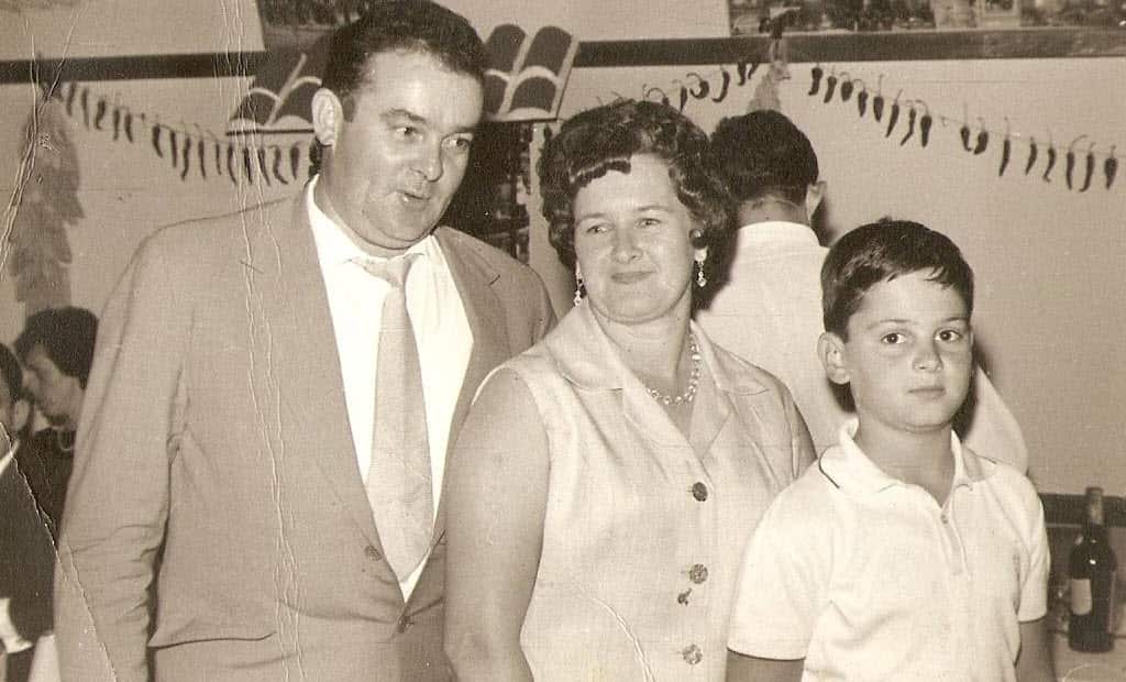 José Blanco de niño con sus padres en el Club Español, en los años 60.