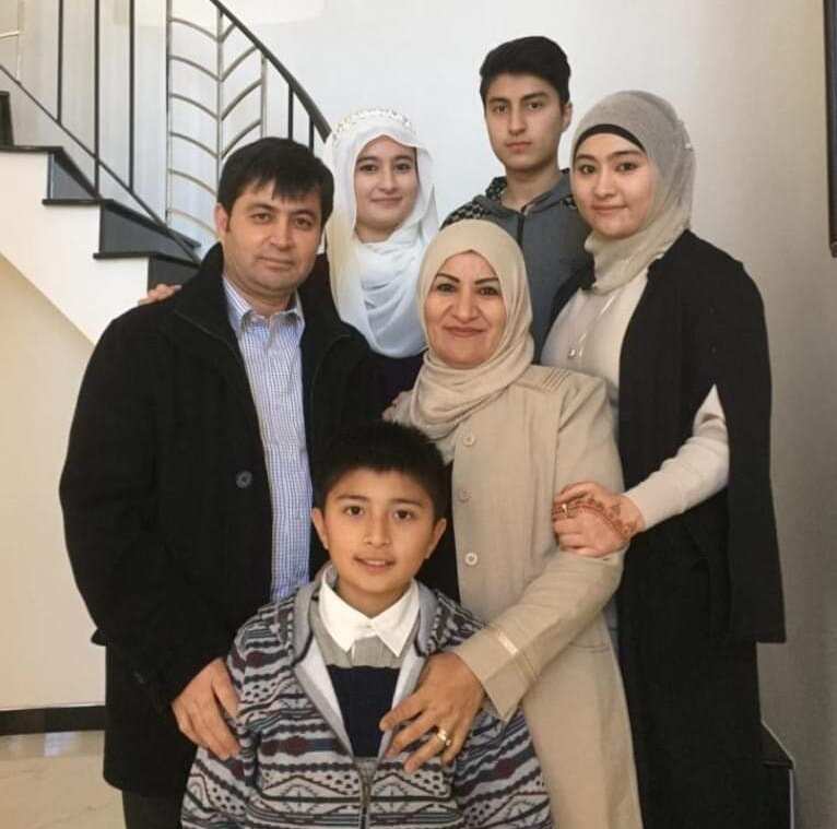 سناتور پیمان می‌گوید پدرش (نفر اول سمت چپ) همیشه آرزو داشت او روزی وارد دنیای سیاست شود.