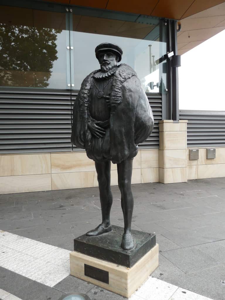 Pedro Fernandez de Quiros statue