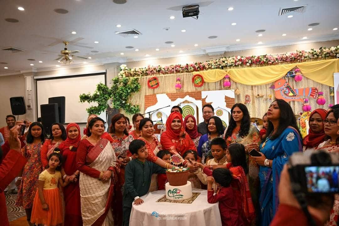 অস্ট্রেলিয়া ও বাংলাদেশের জাতীয় সংগীত বাজানো হয়। এরপর, পেন্সিলররা কেক কেটে ১৪২৮ বঙ্গাব্দকে বরণ করে নেয়।