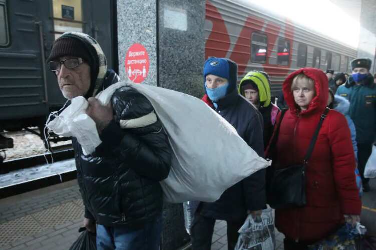 People from Mariupol and surroundings in eastern Ukraine, leave a train to be taken to temporary residences in Nizhny Novgorod region, at the railway station in Nizhny Novgorod, Russia, on Thursday, 7 April, 2022