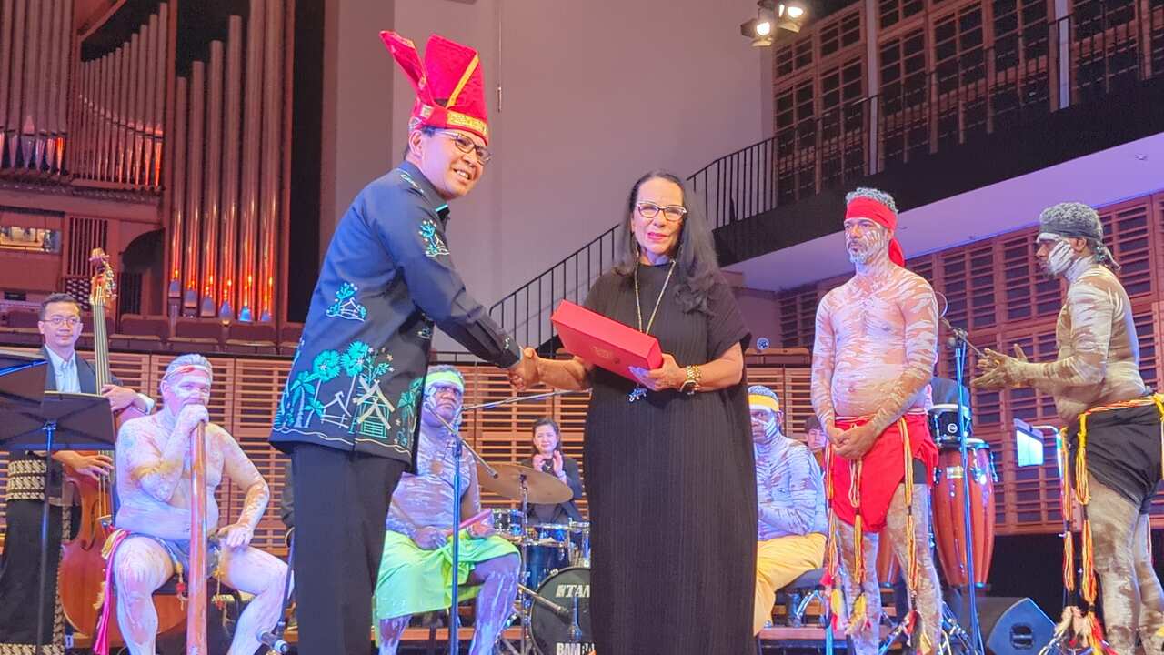 City of Makassar's mayor, Mohammad Ramdhan Pomanto is shown presenting gift to the Minister for Indigenous Australians, the Hon Linda Burney MP.