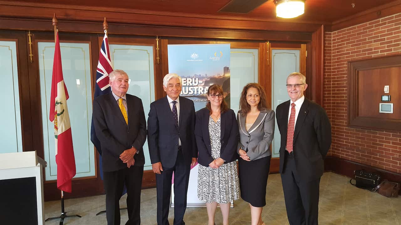 El embajador de Perú en Australia, Miguel Palomino, ex embajador de Australia en Perú, John Woods y presidente de la CCAP, Elizabeth Castro.