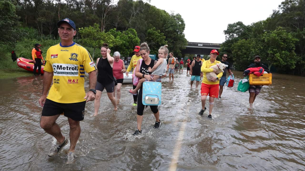 pessoas deixam casas