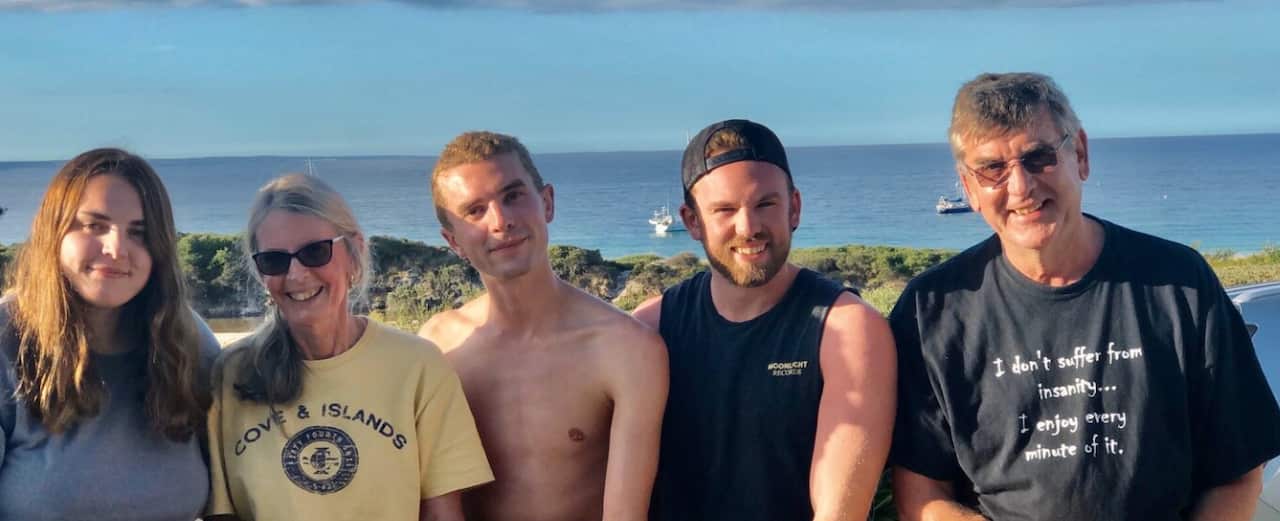 Peter con su esposa e hijos en Australia.