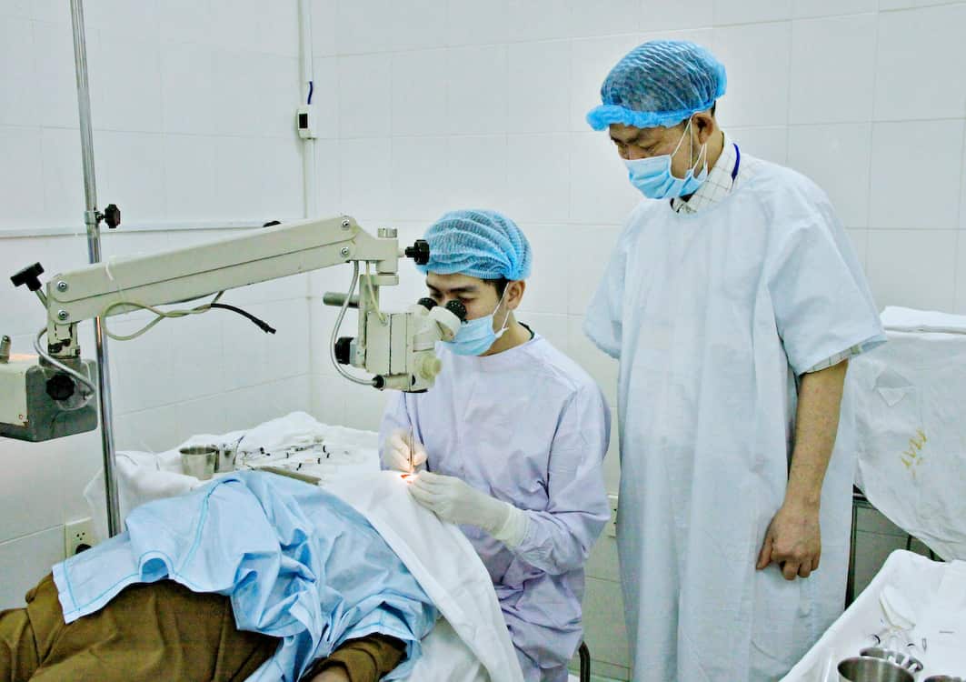 BS Nhân cùng khám chữa bệnh cho người nghèo