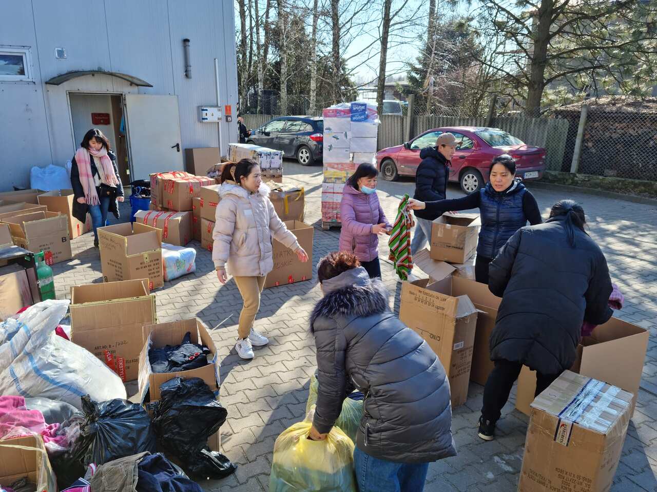 Người Việt ở Ba Lan đóng góp hàng cứu trợ cho người tị nạn Ukraine.