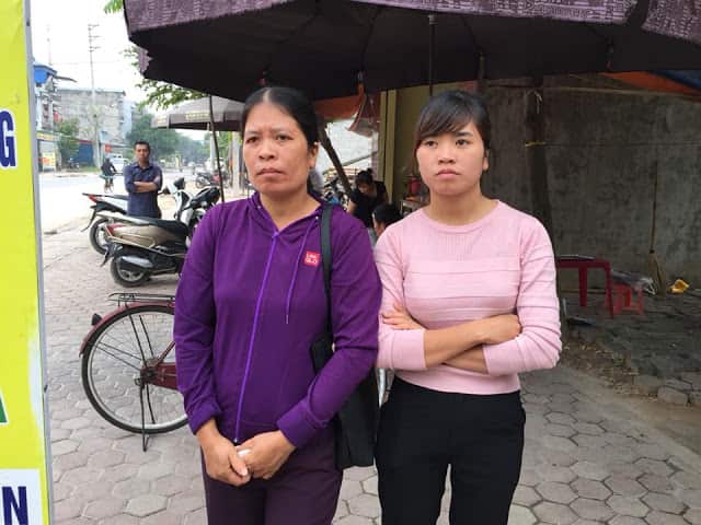 Bà Đỗ Thị Lập mẹ Khánh và em gái Phan thị Trang hôm diẽn ra phiên tòa xử Khánh, cả hai không được vào dự