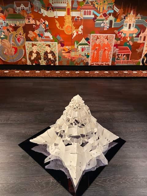 ประติมากรรมจากผ้าไหม ผสมผสานกลิ่นอายของศิลปะไทยทางเหนือ เลียนแบบสัญลักษณ์ของ Arts Centre Melbourne