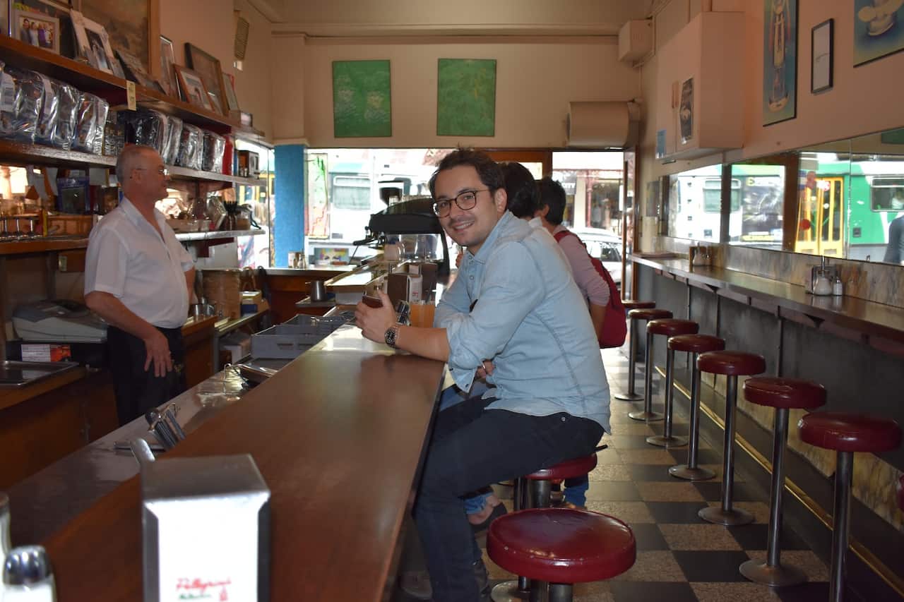 Carlos Vanegas en un café de Melbourne