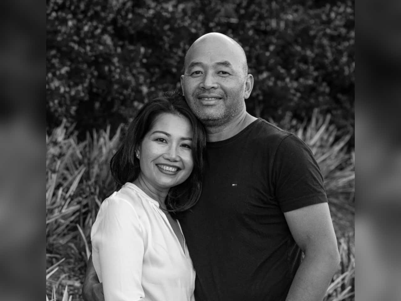 Chuyên gia khai vấn gia đình Linh Lê (trái)