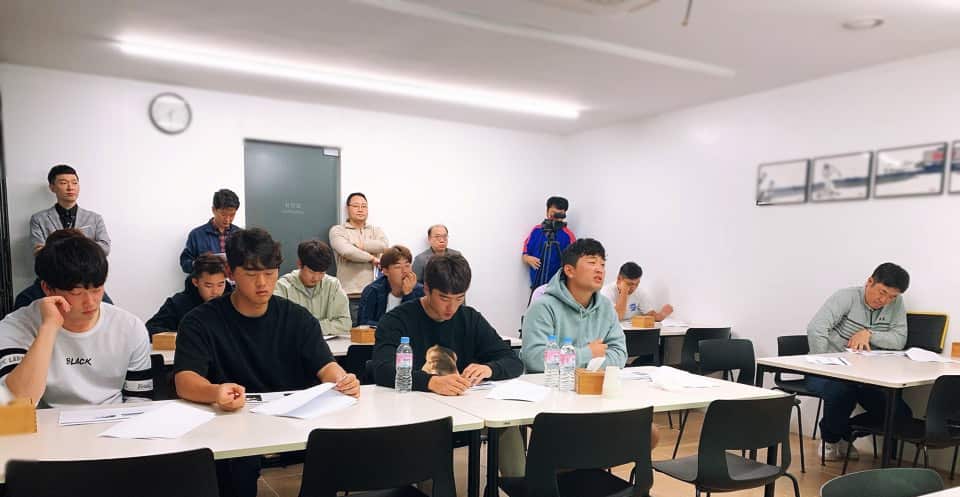 Lotte Giants players are attending the Geelong Korea Orientation and listening to explanations.