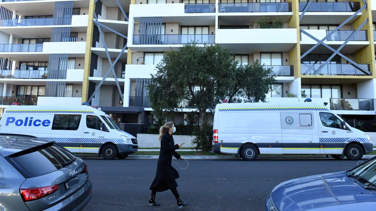 Close contacts of COVID-19 cases are no longer required to isolate for seven days in New South Wales and Victoria. But they need to follow certain rules. (file)