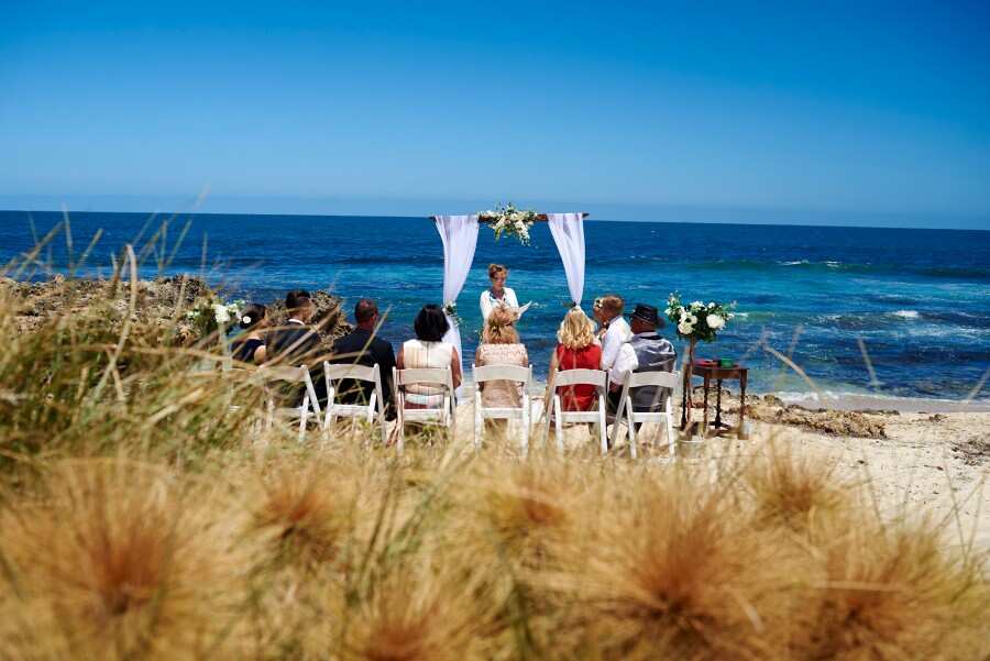 Eine Hochzeit im kleinen Kreis am Strand (Anthea_Kirkman_Thelovestory.com)