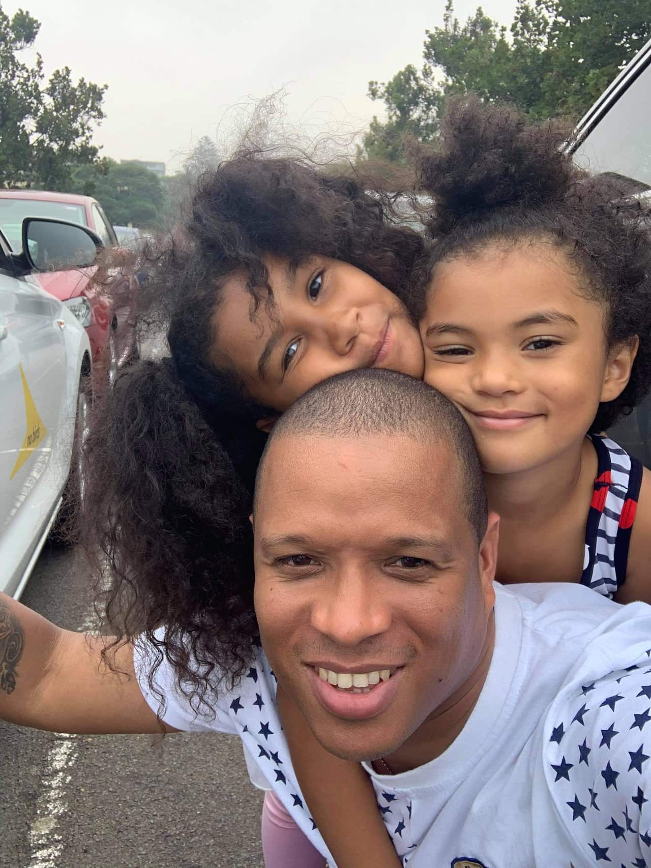 Richard Ortega y sus hijas Ashley y Ashani.