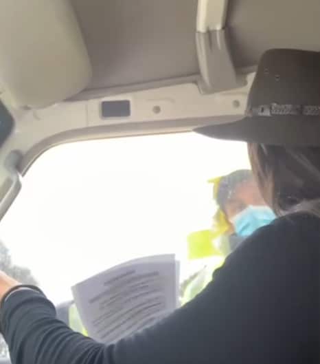 墨尔本女子布莱克用事先准备好的说辞突破封城检查点。