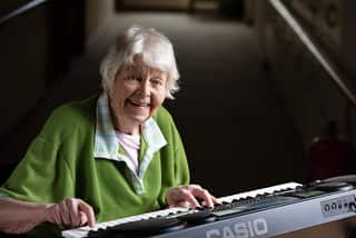 Mrs Fowler ha una passione per il piano che continua negli anni.