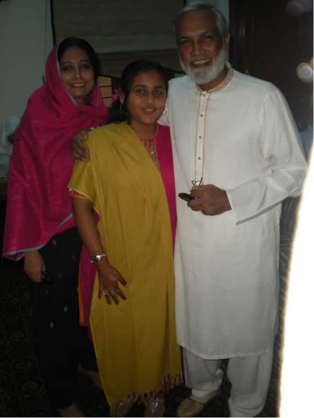 คุณซาบีนา โมซาฟฟาร์ เติบโตในประเทศปากีสถานในครวบครัวมุสลิมที่เคร่งครัด