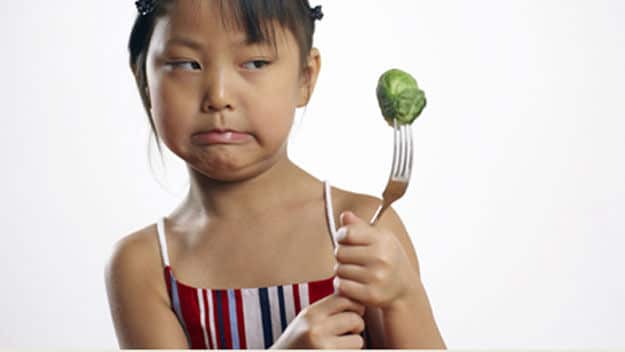 Biếng ăn xảy ra khi con không chịu ăn, đòi hỏi tivi, ipad hoặc đi chơi rong