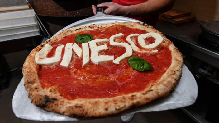 The neapolitan pizza maker Ciro Rapuano  shows his pizza