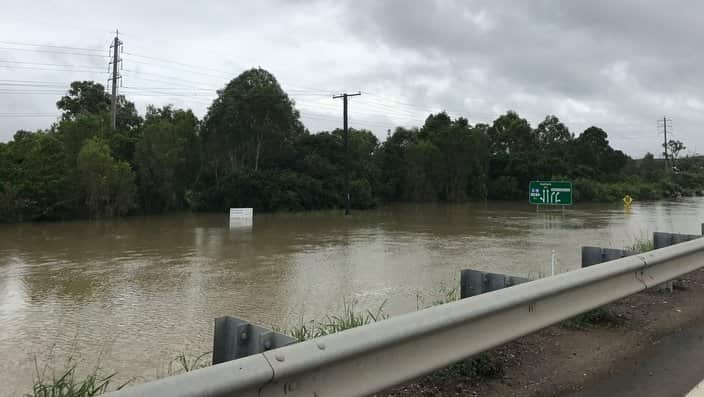 Uno de los puentes que comunican la ciudad de Townsville con Cairns bajo el agua.