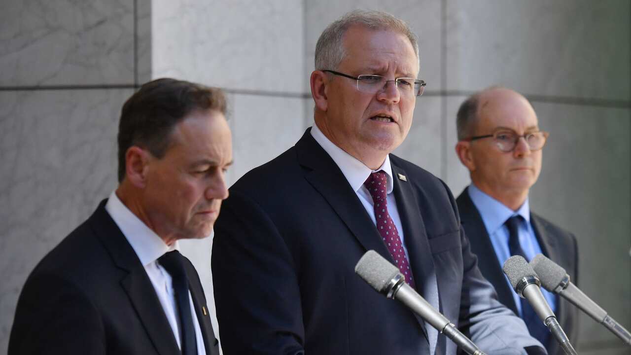 پروفسور پل کلی در سمت راست به همراه اسکات موریسون نخست وزیر و گرگ هانت وزیر بهداشت استرالیا 