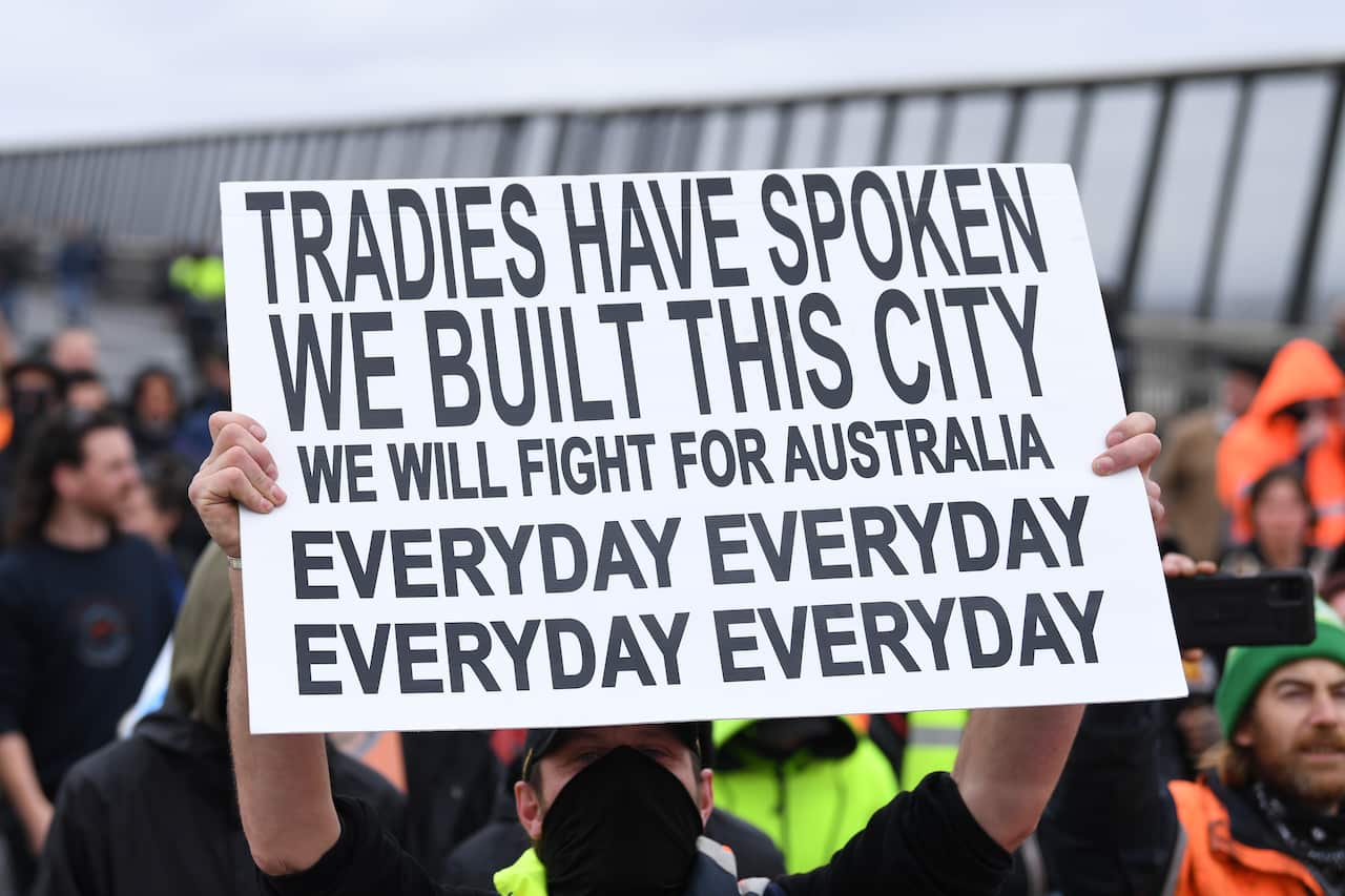CMFEU construction workers and far right activists are seen protesting on the West Gate Bridge in Melbourne, Tuesday, September 21, 2021. (AAP Image/James Ross) NO ARCHIVING