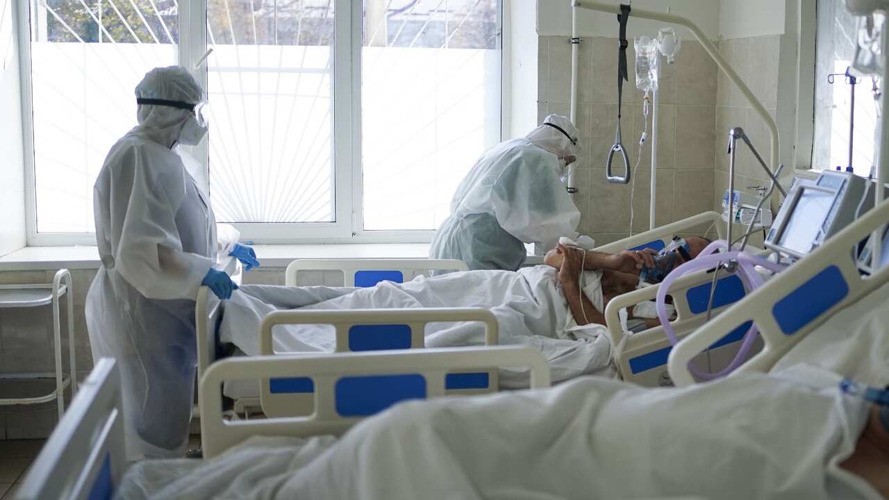 Medical workers treat patients at a COVID-19 facility of the Emergency Care Hospital of the Healthcare Ministry of the Republic of Chuvashia. 