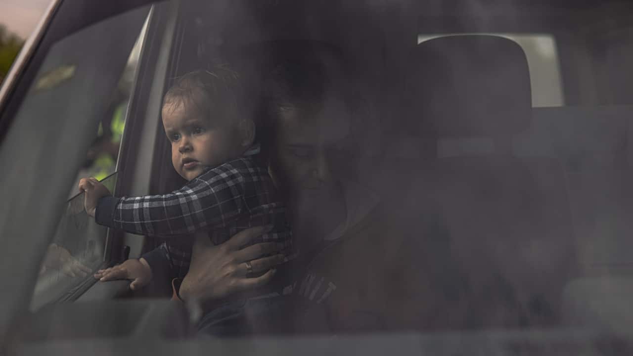 Sevil tiene suo figlio Lev in braccio dopo essere arrivati da Mariupol a Zaporizhzhia, Ucraina, 02 maggio 2022.