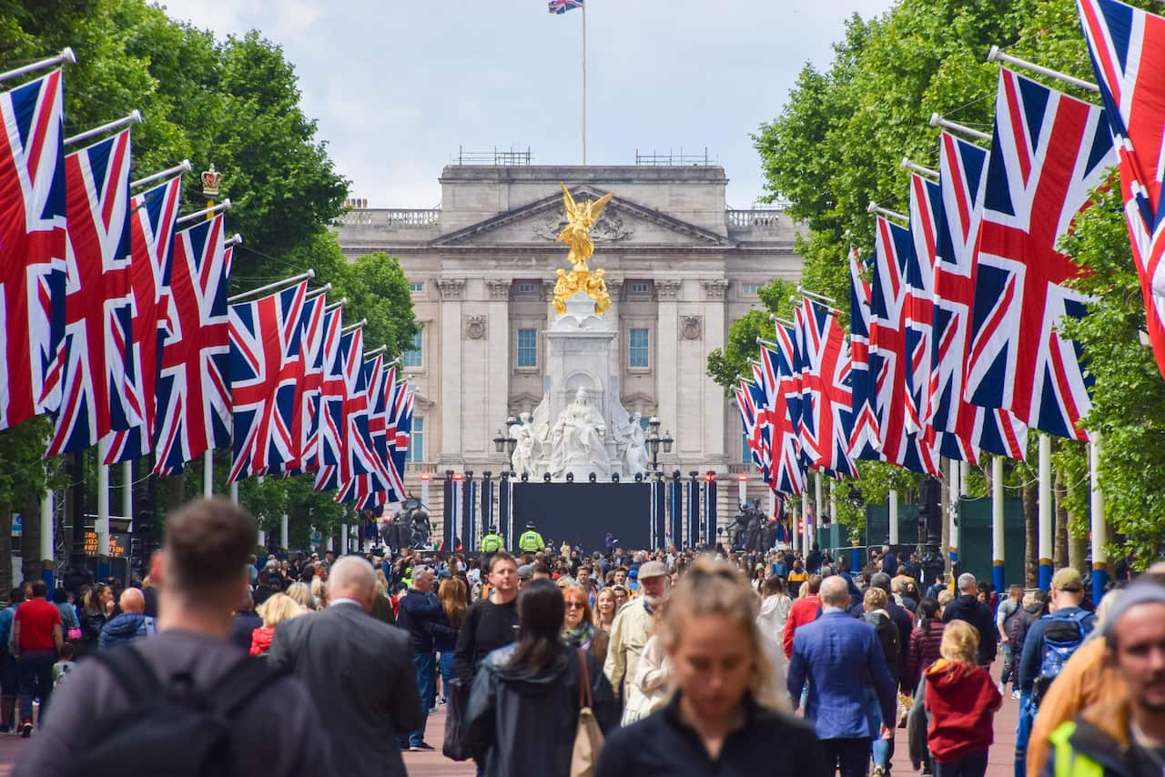 Crowds descend on The Mall as The Queen's Platinum Jubilee preparations near completion at Buckingham Palace